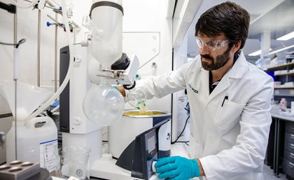 Senior medicinal chemist Jacek Kwiatkowski in the QEDDI Laboratory at UQ St Lucia campus A male scientist working in a laboraty